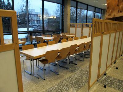 Der reservierte Bereich mit Tischen und Stühlen in der Mensa Ludwigsburg
