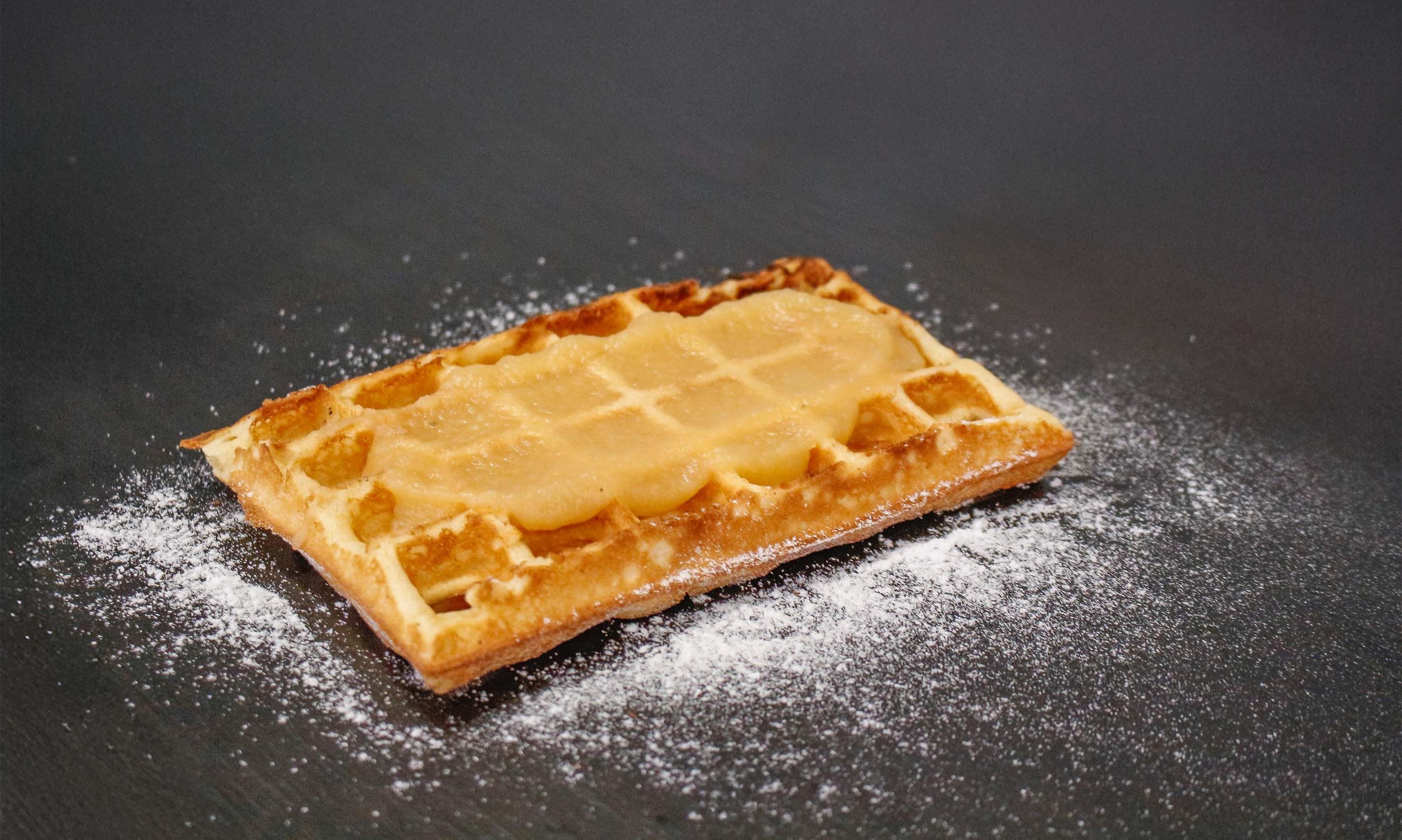 Waffel mit Apfelmus und Puderzucker