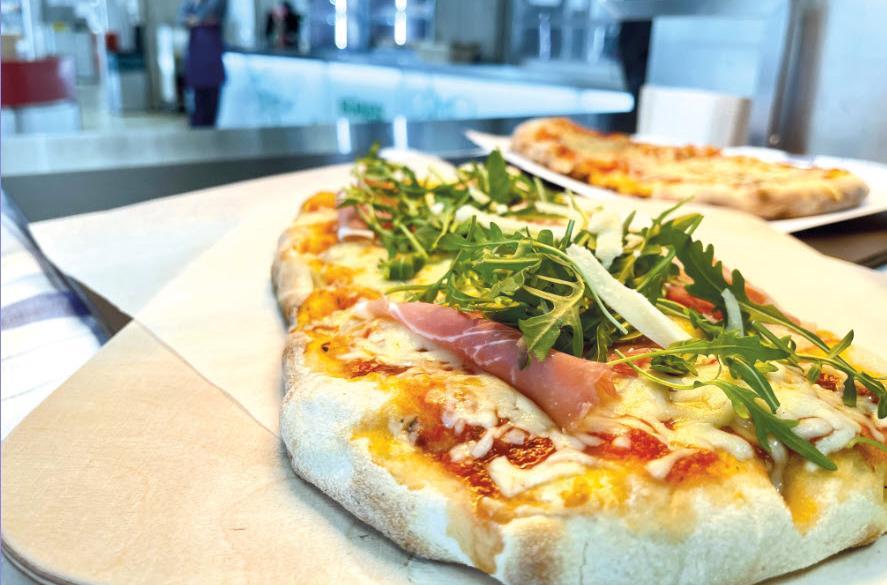 Pinsa with rocket and ham